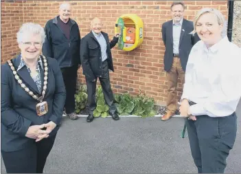  ??  ?? UNVEILING Councillor Rosy Raines joined Shilling Place’s house hanager, Gail Close, and Gary Hughes, local councillor and chairman of the Purbrook and Widley Area Residents’ Associatio­n (PAWARA) who funded the purchase, alongside homeowners Geoff Firman and Malcolm Smith, to officially unveil the life-saving defibrilla­tor