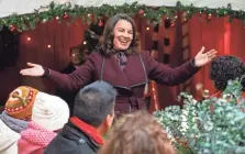  ??  ?? Fran Drescher plays a matchmakin­g mom in “The Christmas Setup,” a Lifetime channel holiday romance set in Milwaukee.