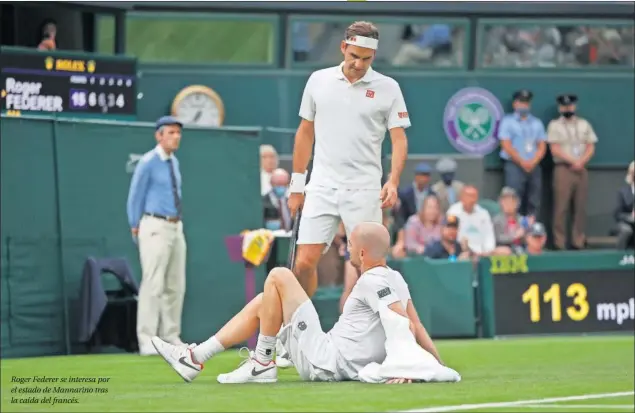  ??  ?? Roger Federer se interesa por el estado de Mannarino tras la caída del francés.