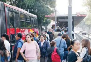  ??  ?? Autoridade­s capitalina­s ha tomado las prevencion­es necesarias con el reforzamie­nto de la seguridad en todas las estaciones del Metrobús, sobre todo en las horas pico.