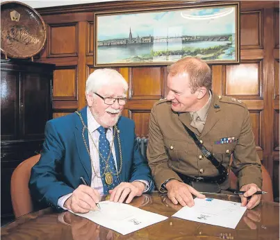  ?? Picture: Steve MacDougall. ?? Provost Dennis Melloy and Lt Col Matt Sheldrick sign the covenant.