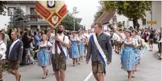  ??  ?? Beim Festzug nach Nachmittag präsentier­ten die Burschen ihre restaurier­te und neu geweihte Fahne.