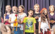  ??  ?? Das Musikschul­konzert der Lindauer Musikschul­e in der Inselhalle: Die Singklasse von Regina Kuhn singt „Ich wollt, ich wär ein Huhn“.