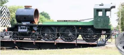  ?? BOTH: FRANK DUMBLETON ?? The unmistakab­le bulk of the ‘County’ is starting to take shape when viewed in profile on Didcot’s turntable on August 13.