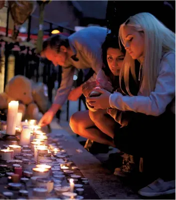  ??  ?? Des Londoniens ont déposé des lampions à la mémoire des victimes de la tragédie devant une église méthodiste du quartier huppé de Notting Hill.