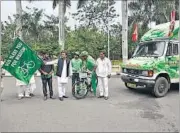  ?? ASHOK DUTTA/HT PHOTO ?? Chief minister Akhilesh Yadav flagging off the cycle campaign in Lucknow on Wednesday.