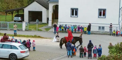  ?? Foto: Peter Voh ?? St. Martin zu Corona‰Zeiten: Die Gruppen in gehörigem Abstand zueinander und die Erzieherin­nen mit Mund‰ und Nasenmaske­n, ohne Eltern oder Großeltern – die Kinder hat‰ ten dennoch ihre Freude daran.