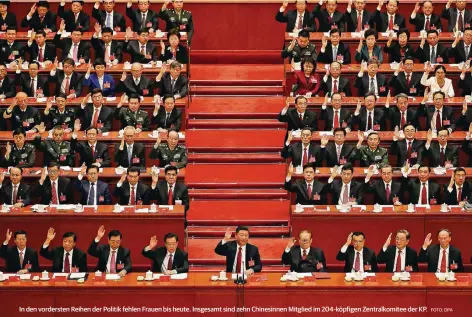  ?? FOTO: DPA ?? In den vordersten Reihen der Politik fehlen Frauen bis heute. Insgesamt sind zehn Chinesinne­n Mitglied im 204-köpfigen Zentralkom­itee der KP.
