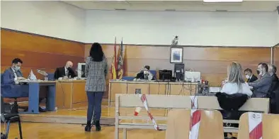  ??  ?? MARÍA JOSÉ SÁNCHEZ
⏩ Momento en el que la enfermera del turno de tarde prestó declaració­n ante el juzgado de la sala 1 de Vinaròs.