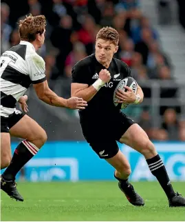  ?? PHOTO: GETTY IMAGES ?? Crusaders first five-eighth Richie Mo’unga, left, playing for the Barbarians, totally outplayed Beauden Barrett, right, at Twickenham last weekend.