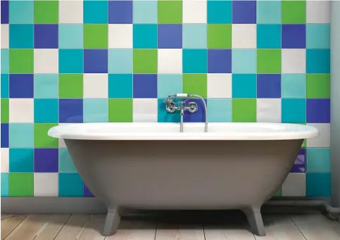  ??  ?? Mur Rubik’s ® Cube! Ces stickers carrelage sont conçus pour supporter l’humidité d’une salle de bains. Comme l’émail, ils résistent à l'eau et aux produits d'entretien.