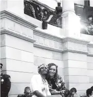  ??  ?? Maritza y su amiga Marcela Rodríguez, también líder social, en el Congreso de la República.