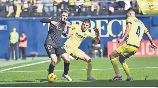  ?? EFE ?? Robert Navarro trata de llevarse el balón en un lance del partido.