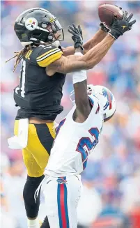  ?? JOSHUA BESSEX THE ASSOCIATED PRESS ?? Steelers wide receiver Chase Claypool makes a catch over Bills cornerback Tre'Davious White on Sunday in Orchard Park, N.Y.