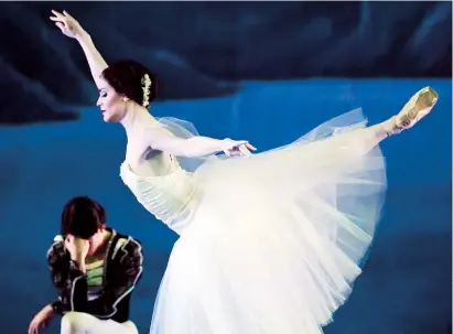  ??  ?? Los bailarines Laura Valentín y José Rodríguez estelariza­n esta puesta en escena del más grande clásico del ballet.