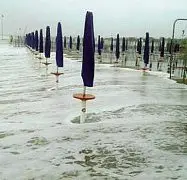  ?? ?? La mareggiata Allerta gialla in Polesine per il maltempo che ha devastato le spiagge già preparate per la bella stagione