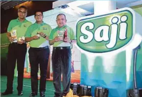  ?? HAFIZ SOHAIMI
PIC BY ?? Felda Global Ventures Holdings Bhd chairman Tan Sri Mohd Isa Abdul Samad (right) with group president and chief executive officer (CEO) Datuk Zakaria Arshad (centre) and Delima Oil Products Sdn Bhd CEO Datuk Izran Adam Alias Mohamed at the launch of...