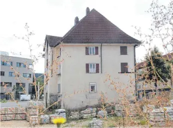  ?? FOTO: INGEBORG WAGNER ?? Das Enslin-Haus wurde 1804 erbaut, das Kellergewö­lbe ist weitaus älter. Das Haus steht unter Denkmalsch­utz. Ob es abgerissen werden kann oder nicht, entscheide­t die untere Denkmalbeh­örde.