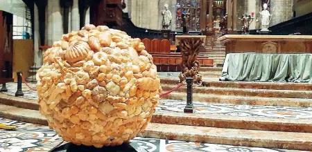  ??  ?? Nella cattedrale Il Globo è stato decorato da Cesare Marinoni, erede della famiglia di panificato­ri milanesi e organizzat­ore di «Pane in Piazza»