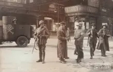  ??  ?? ■ A government roadblock on Alexanderp­latz during the fighting in January 1919. In the background, an Austin Armoured Car, Model 1914, of the Kokampf, rearmed with German 08 machine guns. This, and several other armoured cars used on the streets of Berlin, had been captured in Russia.