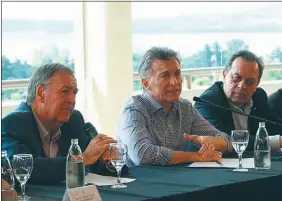  ?? CEDOC PERFIL ?? NUEVO ENCUENTRO. En Carlos Paz, Macri y Schiaretti volvieron a tener algunos cruces frente a los empresario­s de la villa serrana.