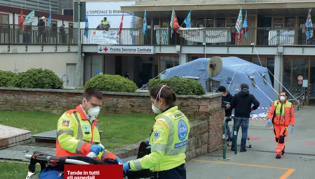  ?? (Foto Bergamasch­i) ?? Tende in tutti gli ospedali
La Regione ha disposto che all’esterno di tutti gli ospedali del Veneto, da Belluno a Rovigo passando per Padova, siano montate tende per far fronte ad un aumento improvviso, per ora non previsto, di contagi.
Qui l’esterno del Pronto Soccorso di Padova con la tenda montata dalla Protezione civile