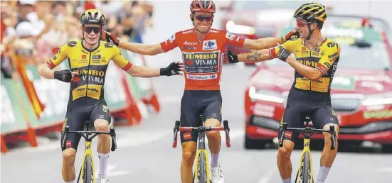  ?? Foto: dpa ?? Sepp Kuss hat die Spanien-Rundfahrt vor seinen Teamkamera­den Jonas Vingegaard und Primoz Roglic gewonnen.