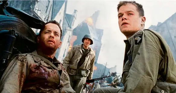  ?? Foto: Archiv ?? Američtí bratři V oscarovém filmu Stevena Spielberga Zachraňte vojína Ryana hrál jediného přeživšího bratra Matt Damon (vpravo), velitele záchranné jednotky Tom Hanks.