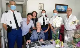  ?? (Photo L. C.) ?? Une délégation de la gendarmeri­e a fait honneur à cette veuve de gendarme maritime en lui rendant visite à l’occasion de ses  ans.