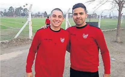  ?? (LA VOZ) ?? Pura felicidad. Franco, pelado por el “bautismo” de pretempora­da, junto a Nicolás. Los Watson.