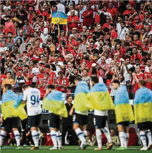  ?? Foto: AFP ?? Als die Spieler von Dynamo Kiew am Dienstag zum entscheide­nden Rückspiel der Champions-League-Qualifikat­ion in Lissabon das Spielfeld betraten, waren sie in ukrainisch­e Fahnen gehüllt.