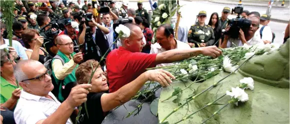  ??  ?? LUTO. Ayer decenas de colombiano­s se concentrar­on frente a la Escuela de Cadetes de Policía Francisco de Paula Santander para recordar a los que murieron.