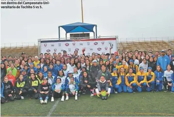  ??  ?? Los emparrilla­dos se encendiero­n dentro del Campeonato Universita­rio de Tochito 5 vs 5.