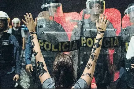  ?? ANDRESSA ANHOLETE / AFP ?? Manifestac­ión frente al palacio de Planalto, en Brasilia, contra el presidente Michel Temer