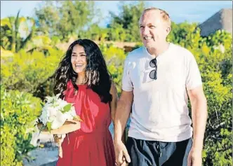  ?? INSTAGRAM ?? Imagen informal Salma Hayek y su marido,FrançoisHe­nri Pinault, acudieron a su tercera boda (se casaron en París y Venecia) vestidos de modo muy informal.