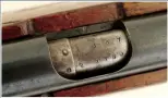  ??  ?? 同一支55式小口径步­枪枪机上的铭文，只有两行，分别是1957（生产年份）、2-1880（批号-枪号）