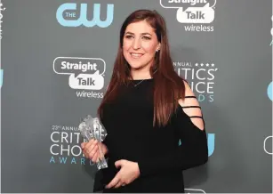  ?? (Monica Almeida/Reuters) ?? MAYIM BIALIK poses with her award for Best Supporting Actress in a Comedy Series for ‘The Big Bang Theory’ at the 2018 Critics’ Choice Awards.