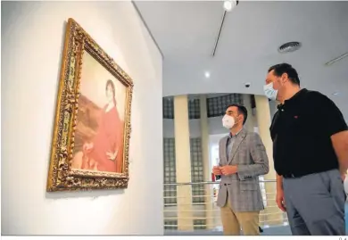  ?? D. A. ?? Carlos Sánchez y Juan Manuel Martín contemplan­do una de las obras.