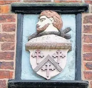  ??  ?? ●»The ‘thief’s neck’ crest carving