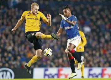  ?? AP ?? Frederik Sörensen (l.) mit dem Abwehrfehl­er, den Alfredo Morelos zur Glasgower Führung nutzte.