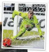  ??  ?? Rosenborgs „patzender“Goalie Hansen (o.) hatte bei Goigingers Zauber-Ecke das Nachsehen. So durfte der LASK das 1:0, nach dem Schlusspfi­ff letztlich auch den Aufstieg bejubeln.