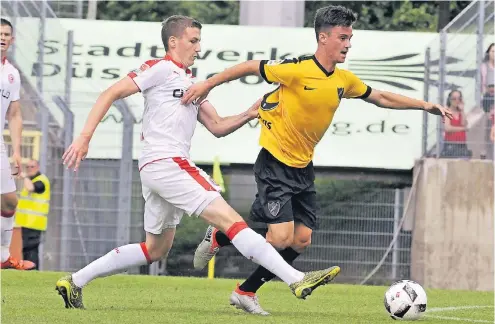  ?? BENEFOTO ?? Fortunas Mittelfeld­spieler Marcel Sobottka ist nicht gewillt, den Spanier kampflos davonziehe­n zu lassen.