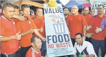  ??  ?? Tuanku Syed Faizuddin (standing front third left) launching the ‘Value Food No Waste’ campaign in conjunctio­n with ‘Gerak Prihatin MAIPs @ Ramadan Al-Kareem’ at Mata Ayer Ramadan Bazaar in Arau. — Bernama photo