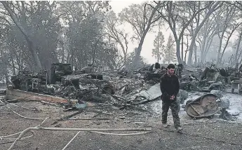  ?? Foto afp ?? DEVASTACIÓ­N. Jhonathan Clark, un residente de la localidad de Paradise, camina entre los escombros y cenizas en que se convirtió su residencia.