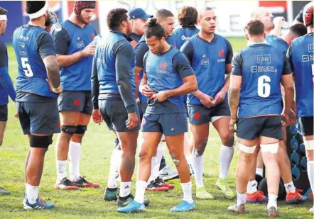  ??  ?? Au menu des Bleus, des séances de travail intensives afin d’être prêts, déjà, à affronter les vice-champions du monde anglais dans une semaine au Stade de France. À droite, le pilier castrais Wilfrid Hounkpatin. Photos Midi Olympique - Patrick Derewiany