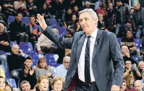  ?? ÀLEX GARCIA ?? Svetislav Pesic saluda a la afición del Palau Blaugrana tras la victoria de su equipo ante el Real Madrid de este pasado domingo