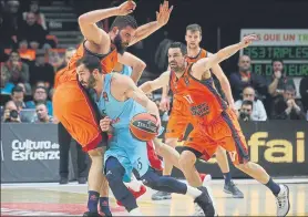  ?? FOTO: GETTY ?? Pau Ribas intenta superar a Dubljevic en el último Valencia-Barça en la Fonteta