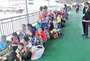  ??  ?? SERAMAI 302 PTI warga Indonesia dihantar pulang ke Nunukan melalui Terminal Feri Tawau.
(Kanan)