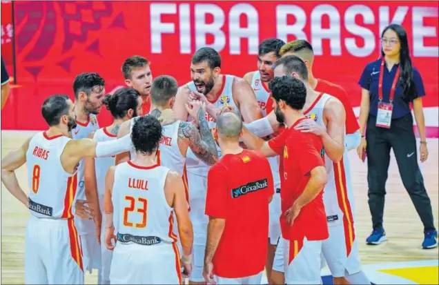  ??  ?? LA HORA DE LOS LÍDERES. Marc Gasol da instruccio­nes a sus compañeros de la Selección española en el partido ante Irán del pasado miércoles.