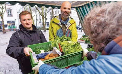  ?? FOTO: RICH SERRA ?? Jonas Heintz (links) und Volker Wieland sorgen dafür, dass weniger Nahrungsmi­ttel weggeworfe­n werden.